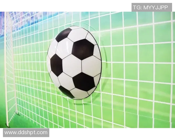 足球明星助力品牌形象提升的海报设计与创意解析