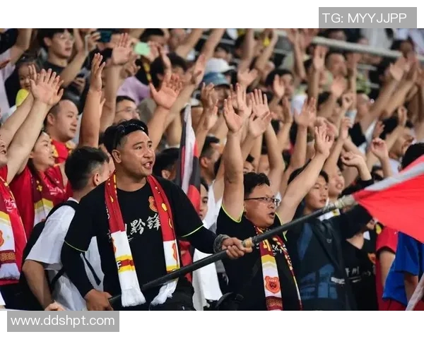 足球明星精彩表现引发观众热烈反响激发全民热爱足球的热情与追逐