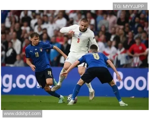 历届足球巨星回顾与荣耀时刻的精彩瞬间盘点