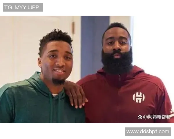 哈登与足球明星亲密互动视频曝光引发球迷热议与欢笑